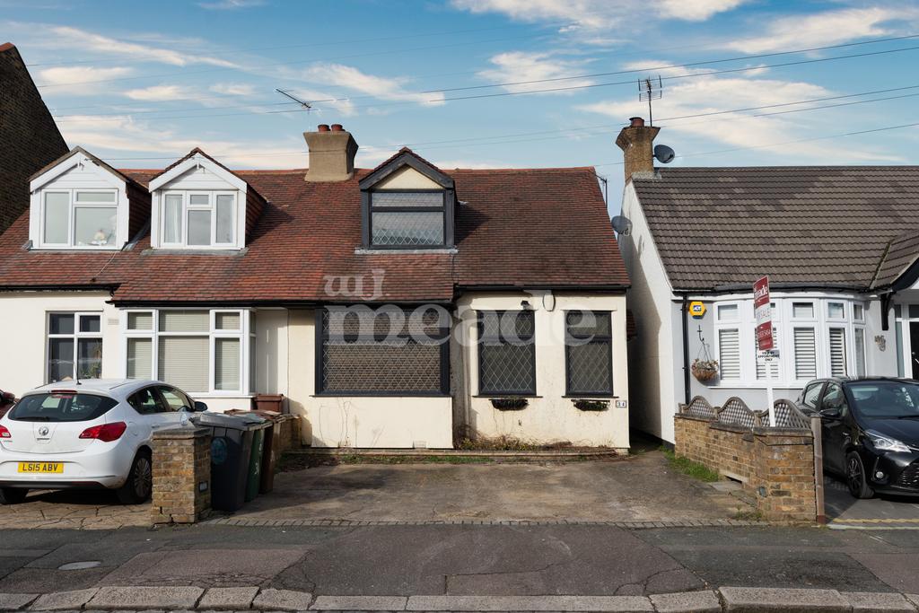 Chingford Avenue, Chingford, E4 3 bed semidetached bungalow £465,000