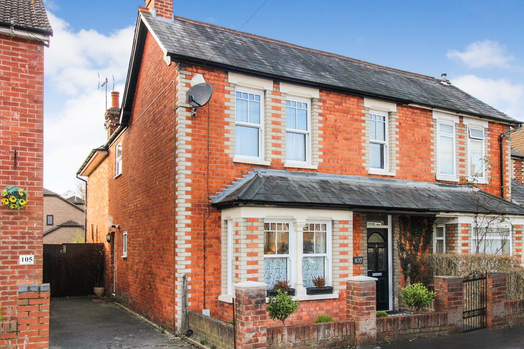 Cove Road, South Farnborough, GU14 3 bed semidetached house £450,000