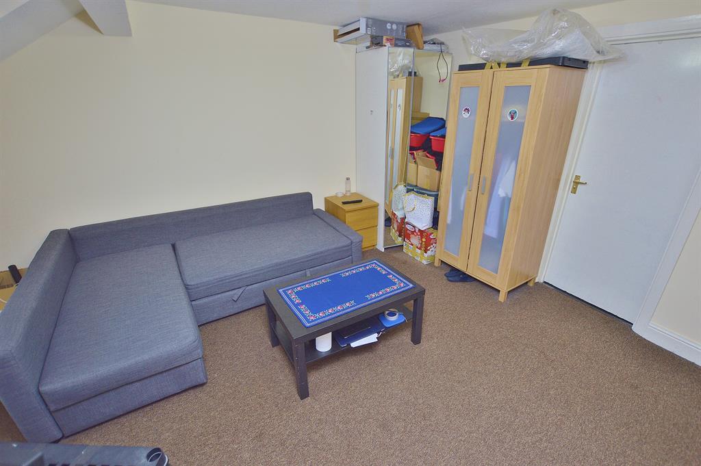 Green Street, London, E7 8JE Studio £900 pcm (£208 pw)