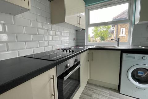 2 bedroom flat to rent, Beresford Gardens, Enfield, EN1