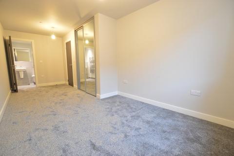 2 bedroom apartment to rent, Petersfield Avenue, Slough