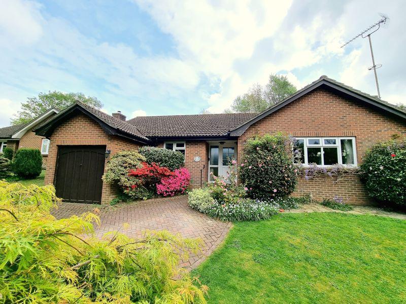 Blackthorns Close, Lindfield, West Sussex 3 bed detached bungalow £