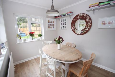 32 Claygate Lane, Esher, KT10 0AQ
