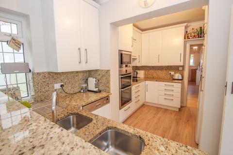 32 Claygate Lane, Esher, KT10 0AQ
