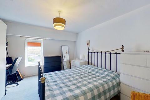 3 Battle Close, London, SW19 1AL