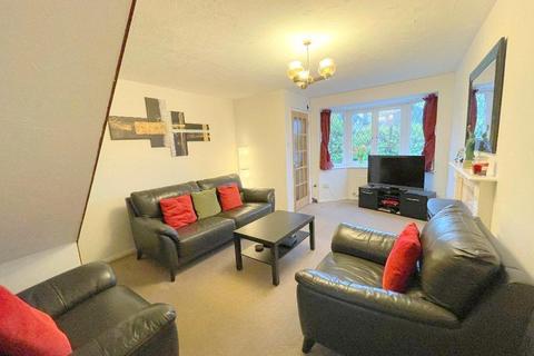 3 bedroom semi-detached house to rent, Lambourn Drive, Bushmead, Luton, LU2 7GQ