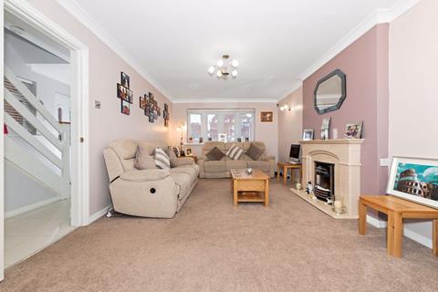 4 Blakeney Drive, Luton, LU2 7AL
