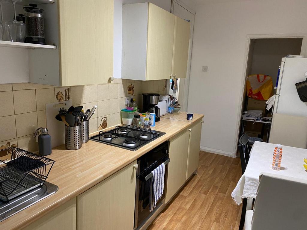 FINCHLEY LANE, HENDON, NW4 1BN 3 bed flat £2,002 pcm (£462 pw)
