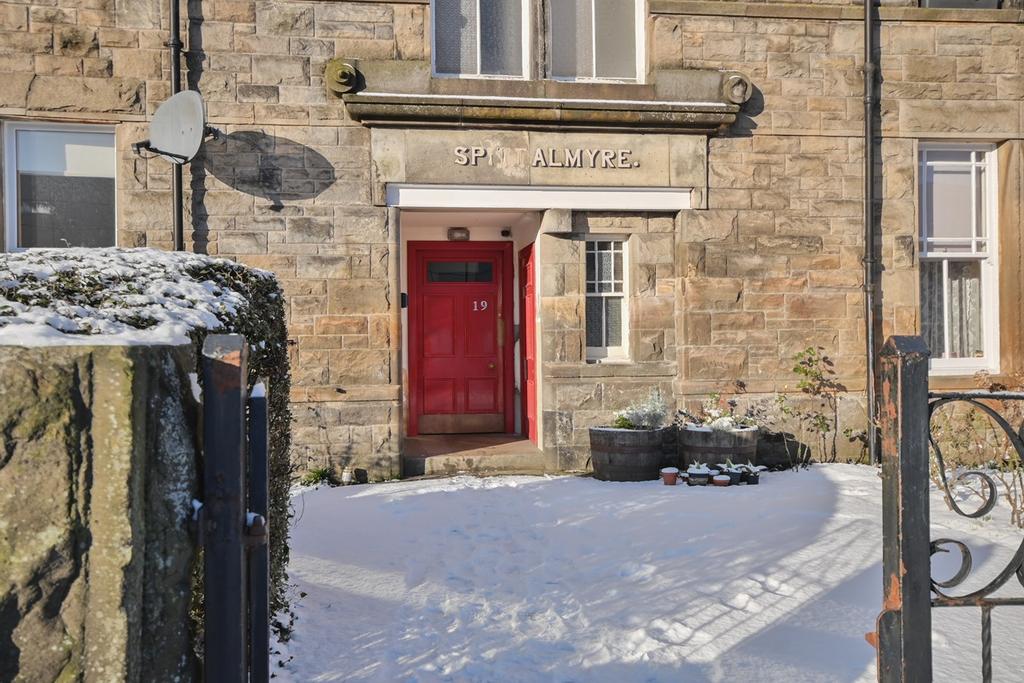 Wallace Street, Stirling, FK8 2 bed flat £170,000