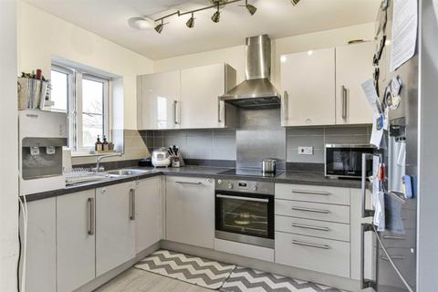 10 Alpine Close, Epsom, KT19 9FL